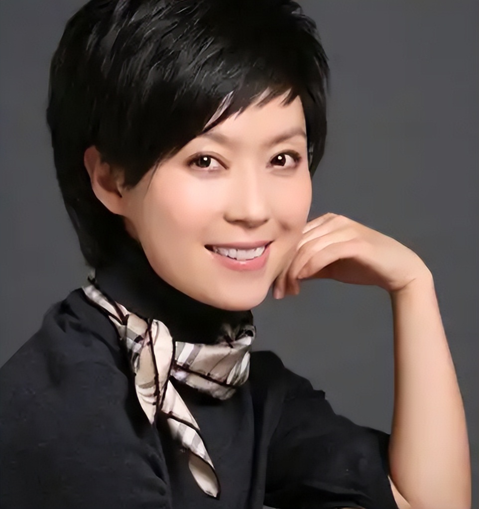 美女主持守护《梨园春》26年，如今潇洒转身，51岁不显老仍是单身