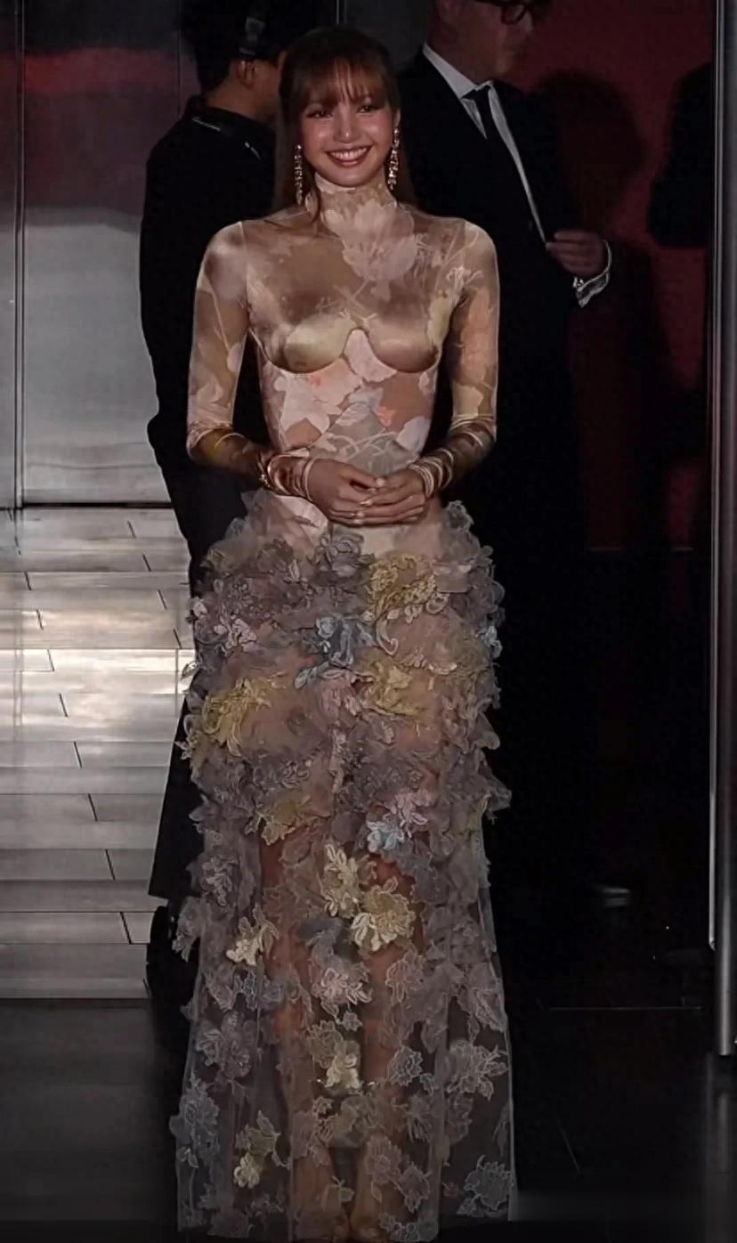 Lisa亮相釜山电影节，身穿马吉拉高定包裹严实，果然是入乡随俗