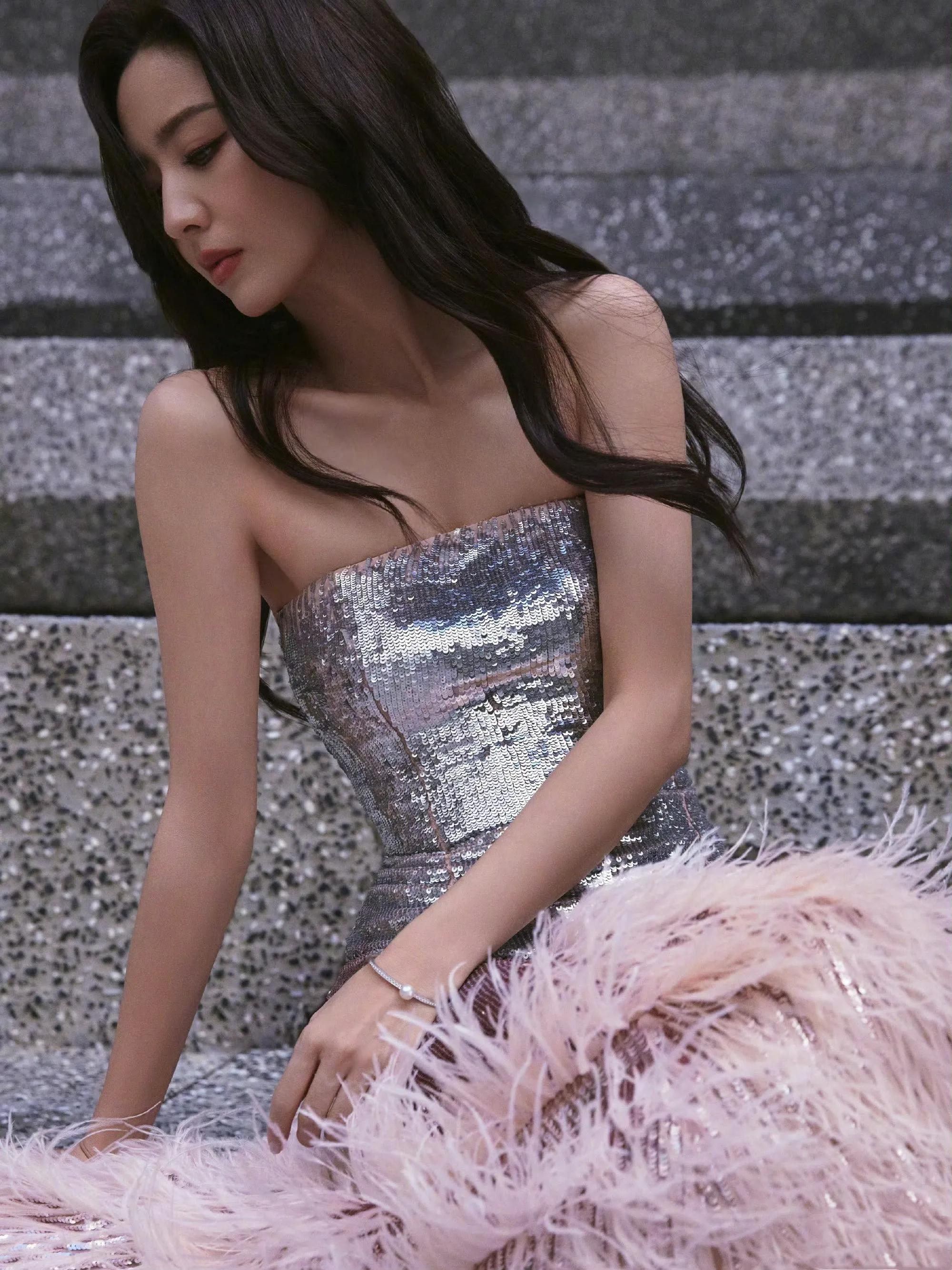 佟丽娅羽毛裙超美