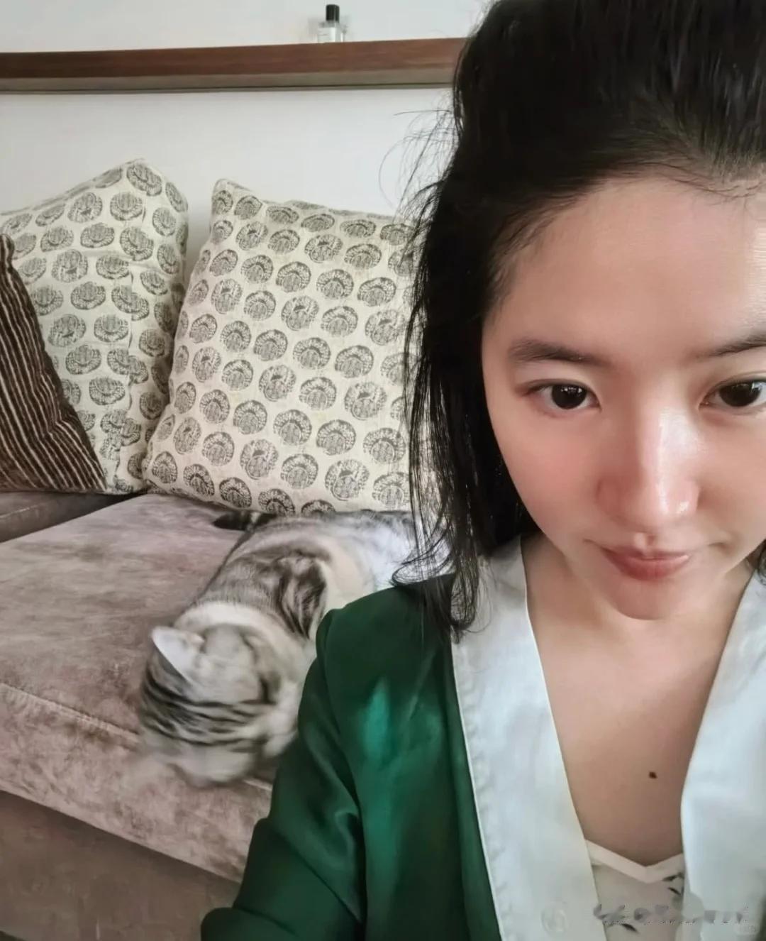 44岁范冰冰现身马来，生图下瓜子脸、皮肤白皙，如今无人识好心酸