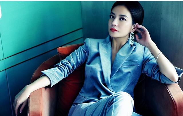 翻身无望！49 岁赵薇近况再曝：事业婚姻全失败，头发剪短苍老不堪