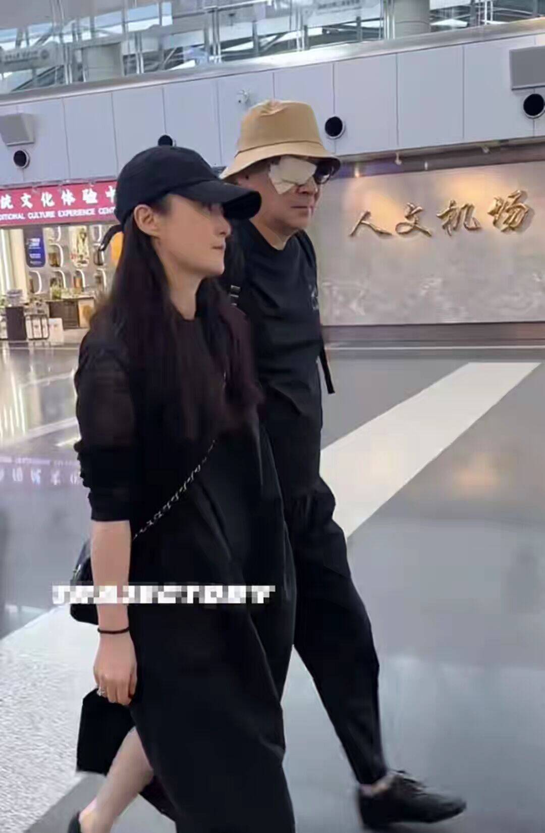 蒋勤勤黑脸疾走机场,陈建斌眼裹纱布跟在身后像犯错小孩