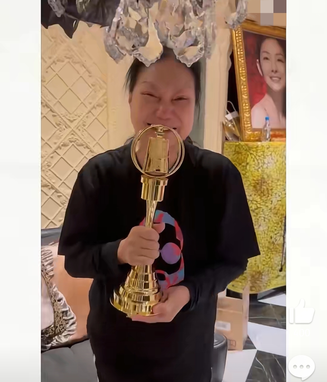 小S送金钟奖杯给母亲，S妈又哭又笑很激动，家里供奉着大S的照片