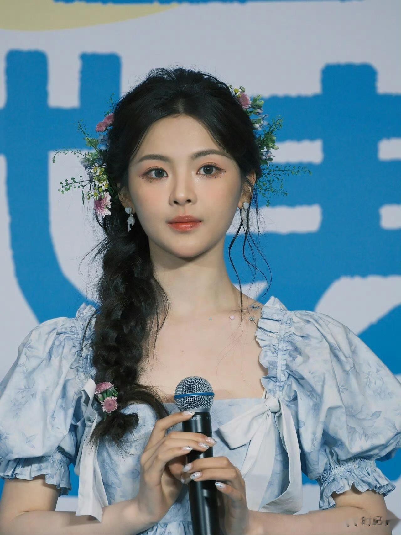杨超越｜厉害的面部平整度…不管是路人偶遇还是他人合影都好出众