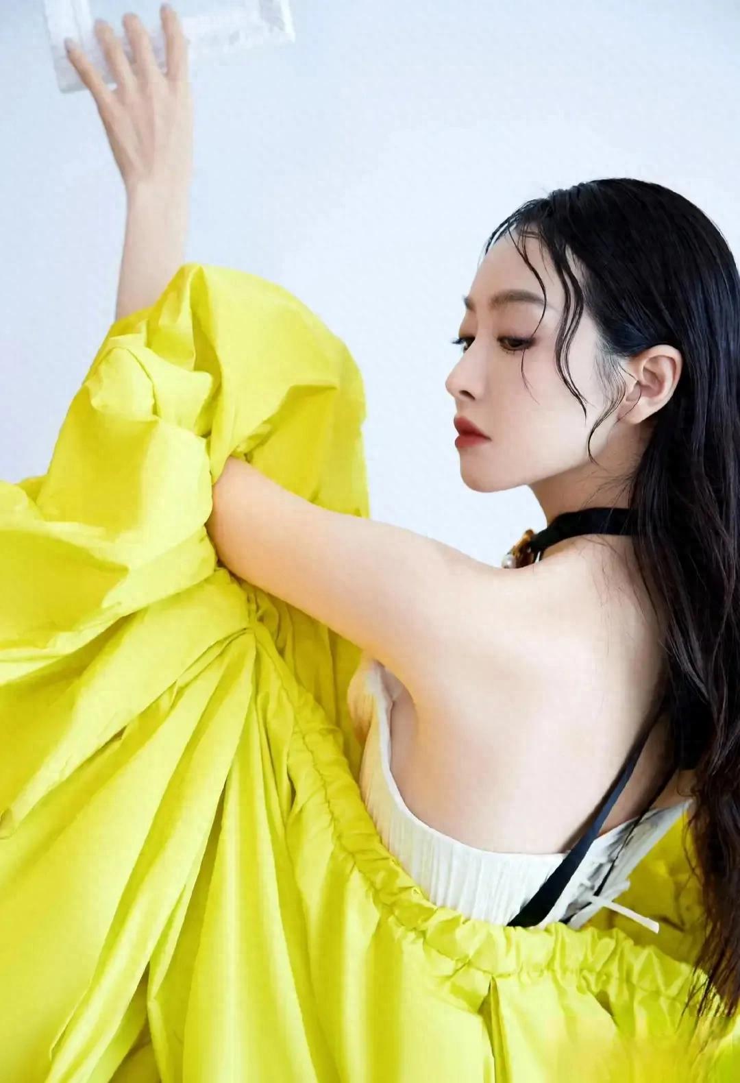 宋茜 W 光影盛典造型,白裙配明黄披肩,美出新高度