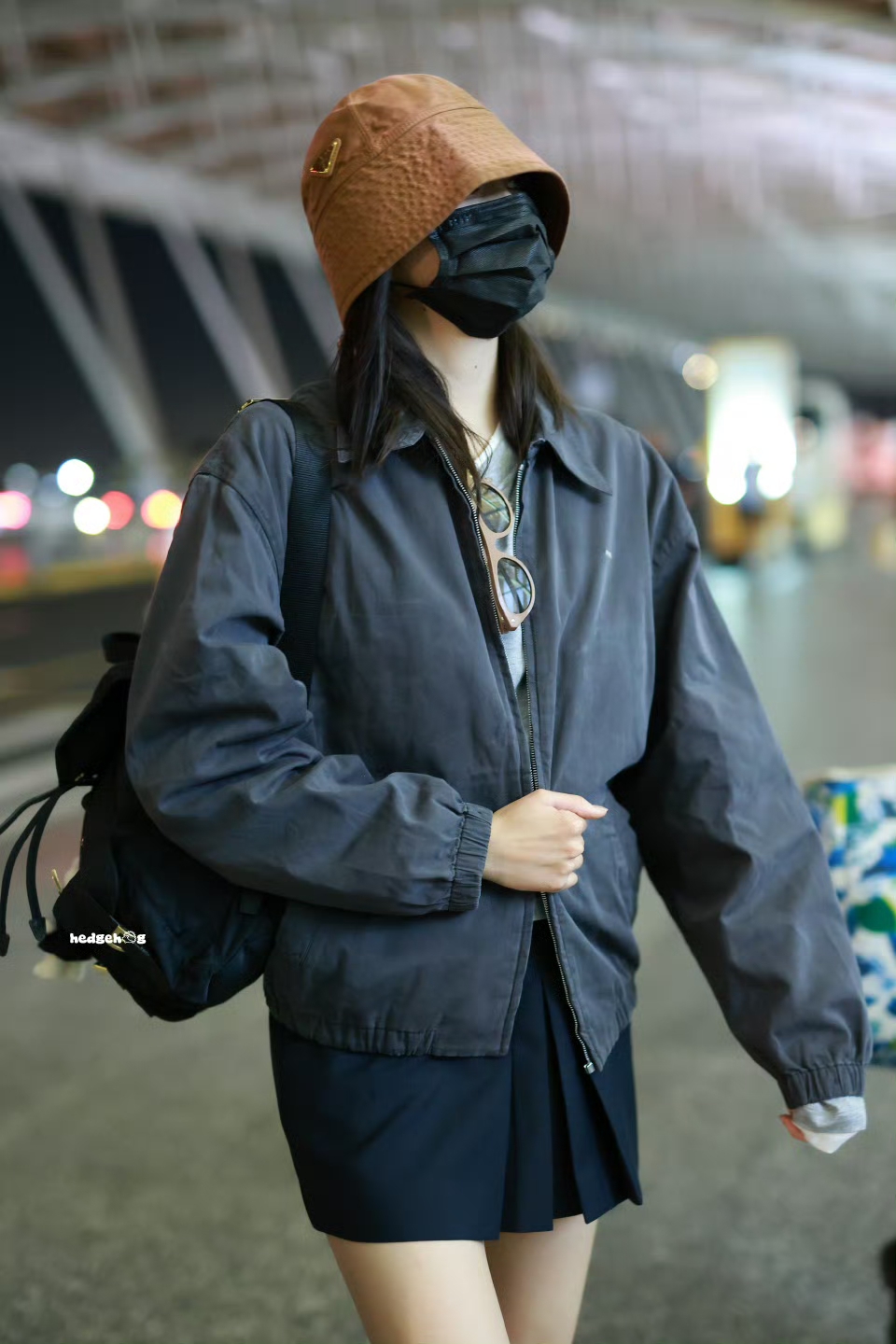 关晓彤现身机场，休闲穿搭好好看呀，今天是又甜又酷的长腿女孩！