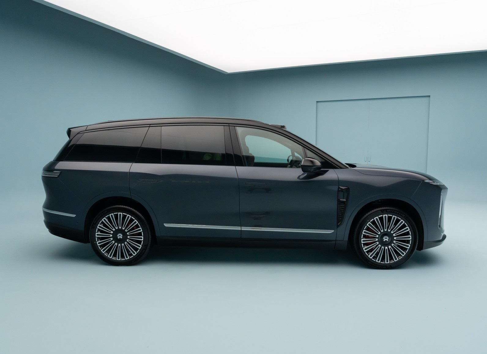 全新纯电七座SUV亮相!车长近5米3配激光雷达,900伏架构续航出色