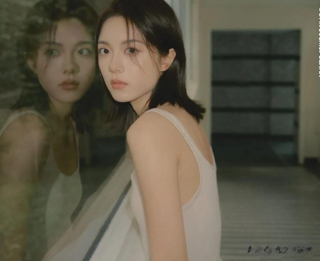 赵今麦太会穿！简单背心穿出妩媚感，少女感和轻熟风的碰撞绝了