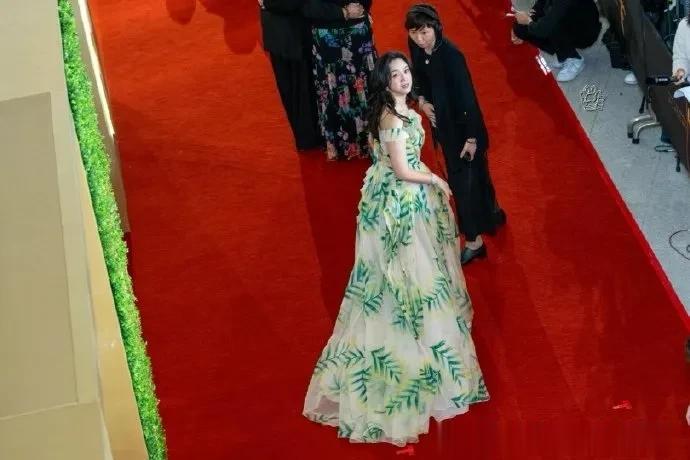 汤唯抬头照居然拍成这样，这是有多自信才敢这样拍！