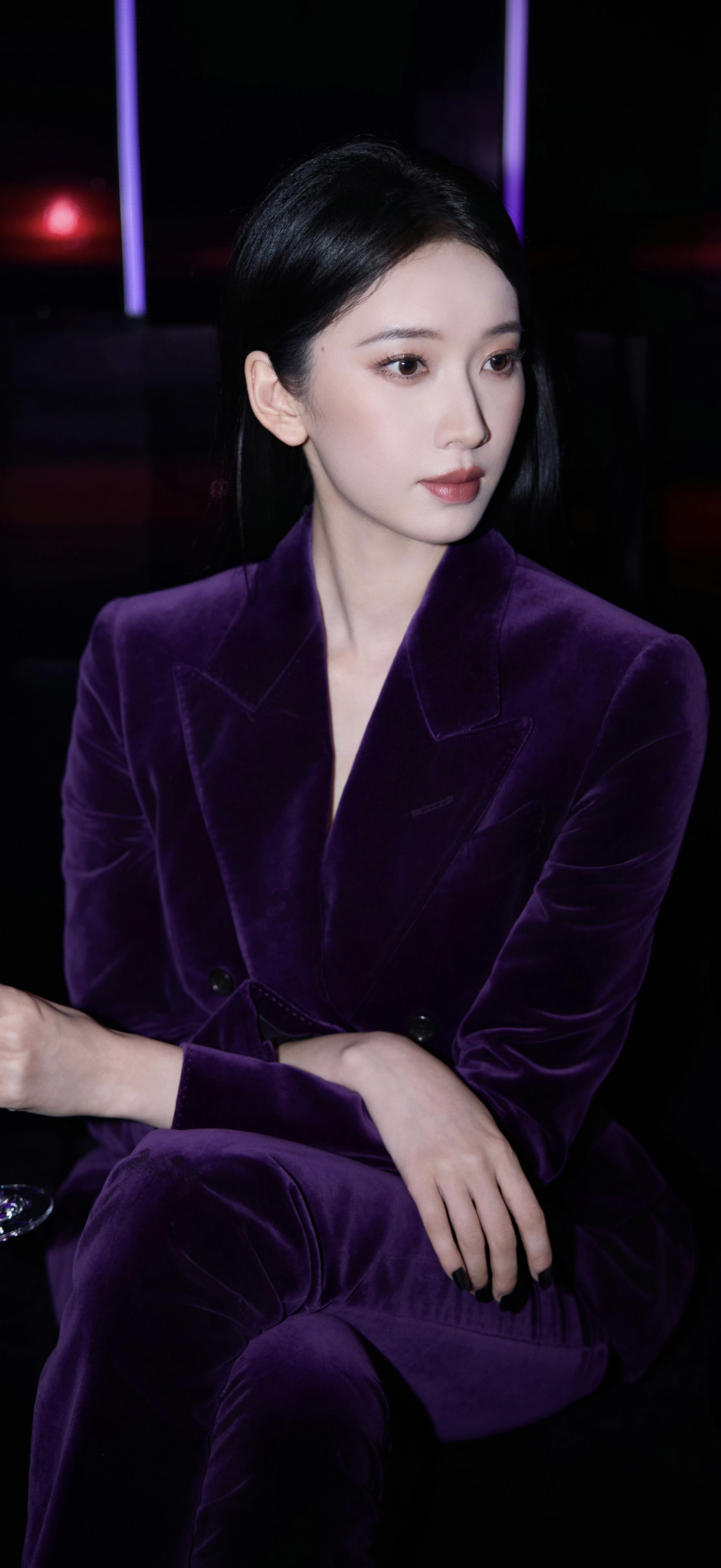 紫色的刘令姿,刘令姿最新穿搭造型高清无水印壁纸美图