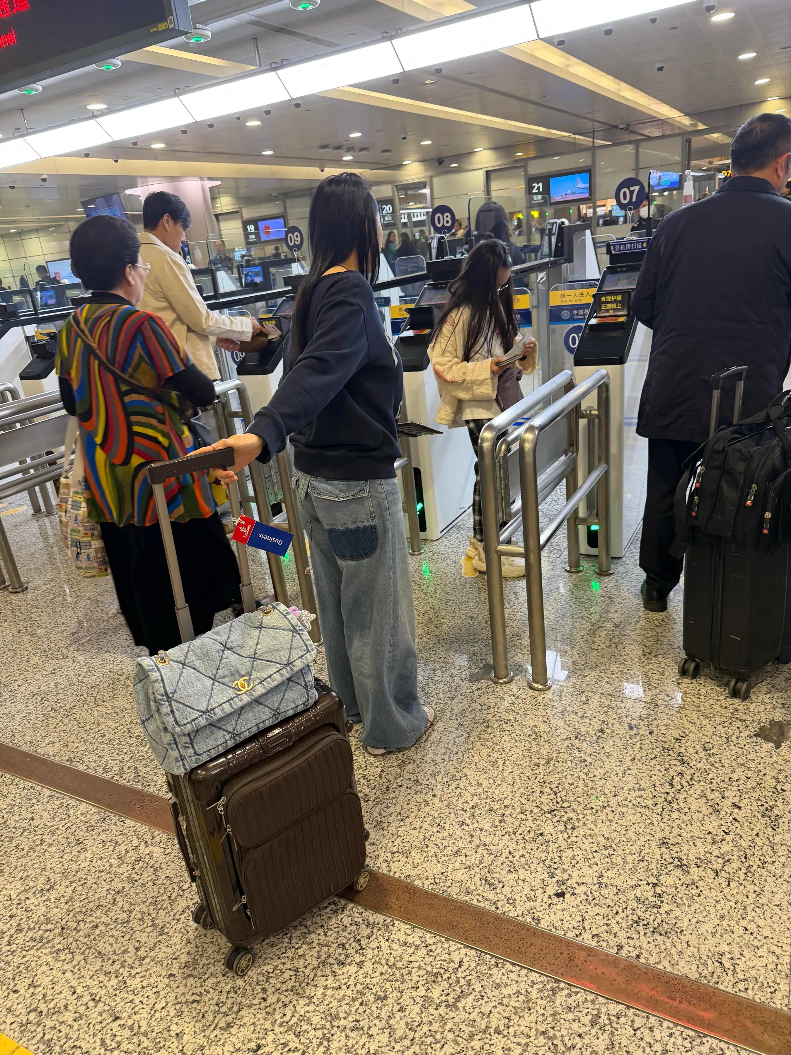 伊能静秦昊一家五口出游，公婆同行画面温馨，9岁米粒气质像妈妈