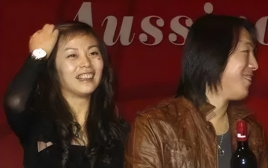 黄渤一家3口在逛街！小欧身材苗条似少女，女儿身高170也是凸嘴巴