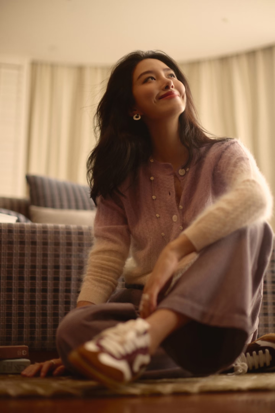 杨采钰产后首秀，穿秋装裙胯宽多了，同台何超莲生没生孩子很明显