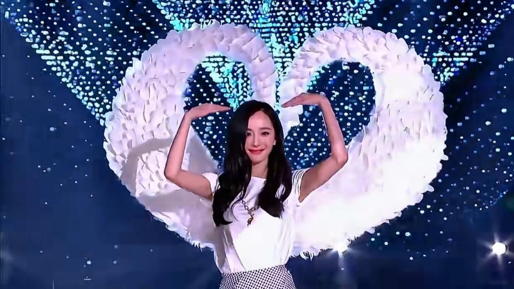 杨幂维密粉毯生图火速出圈！外媒镜头下美成“时光机”