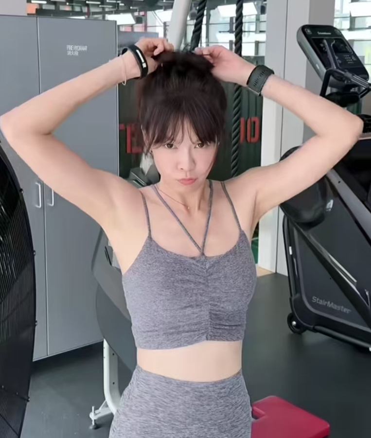 46岁李艾晒健身照,小腹平坦零赘肉,腰细腿长越活越年轻