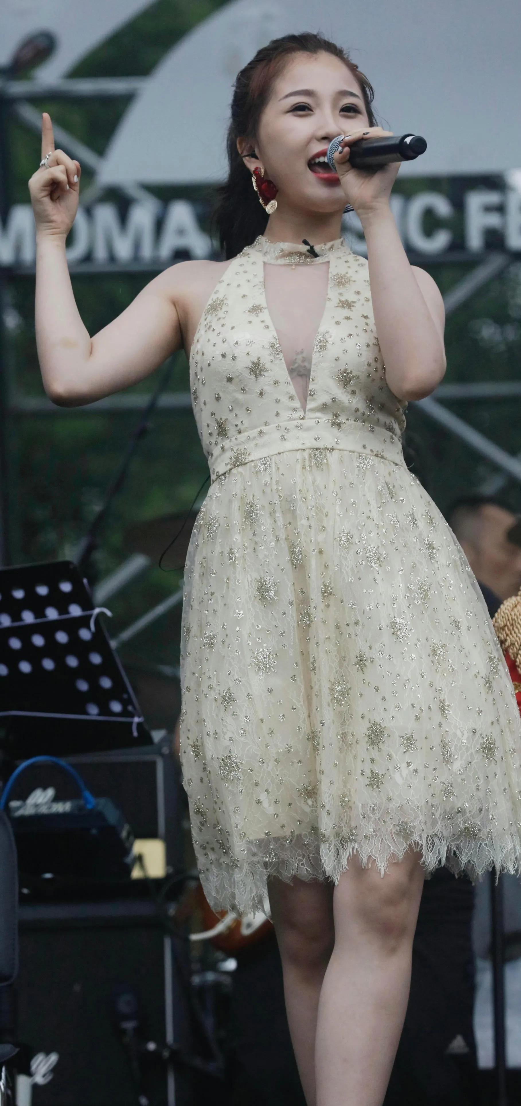 虞书欣早期唱歌美图，内衣外露，有点意思