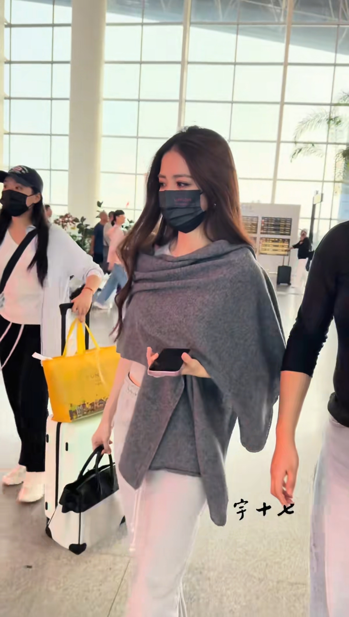 徐璐机场被偶遇,脸上敷着面膜好搞笑呀,本人看上去又白又瘦的!