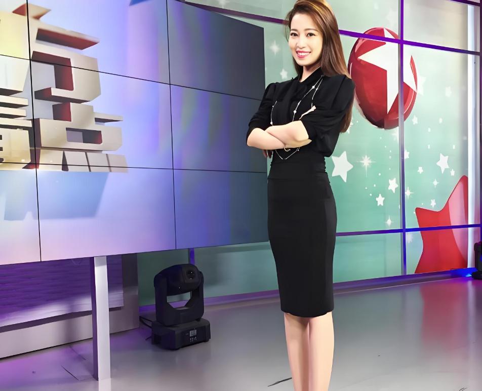 上海主持人麻伊琳，当年风光嫁豪门，离婚后独自带娃，如今怎样了