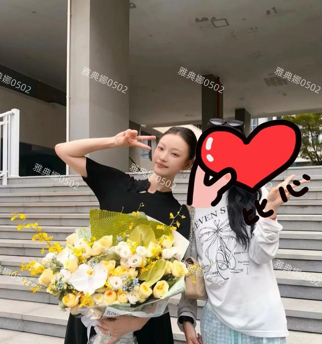 倪妮生图比精修漂亮，皮肤白眉眼清秀气质太好了，脸跟小孩一样大