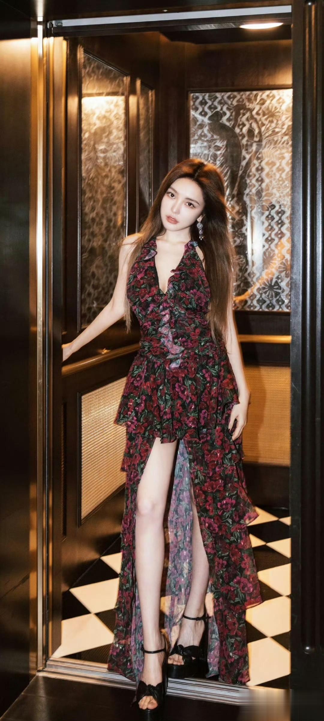 周扬青穿搭壁纸，裙装美腿，个性满满。