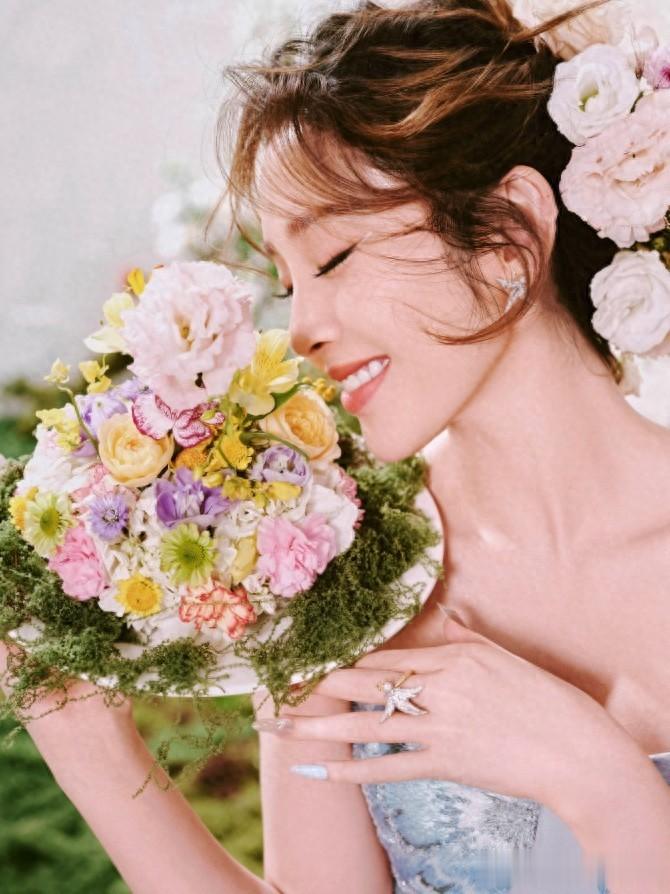 唐艺昕晒生日美照, 细腰长腿身材火辣好迷人, 37岁仍少女感满满超