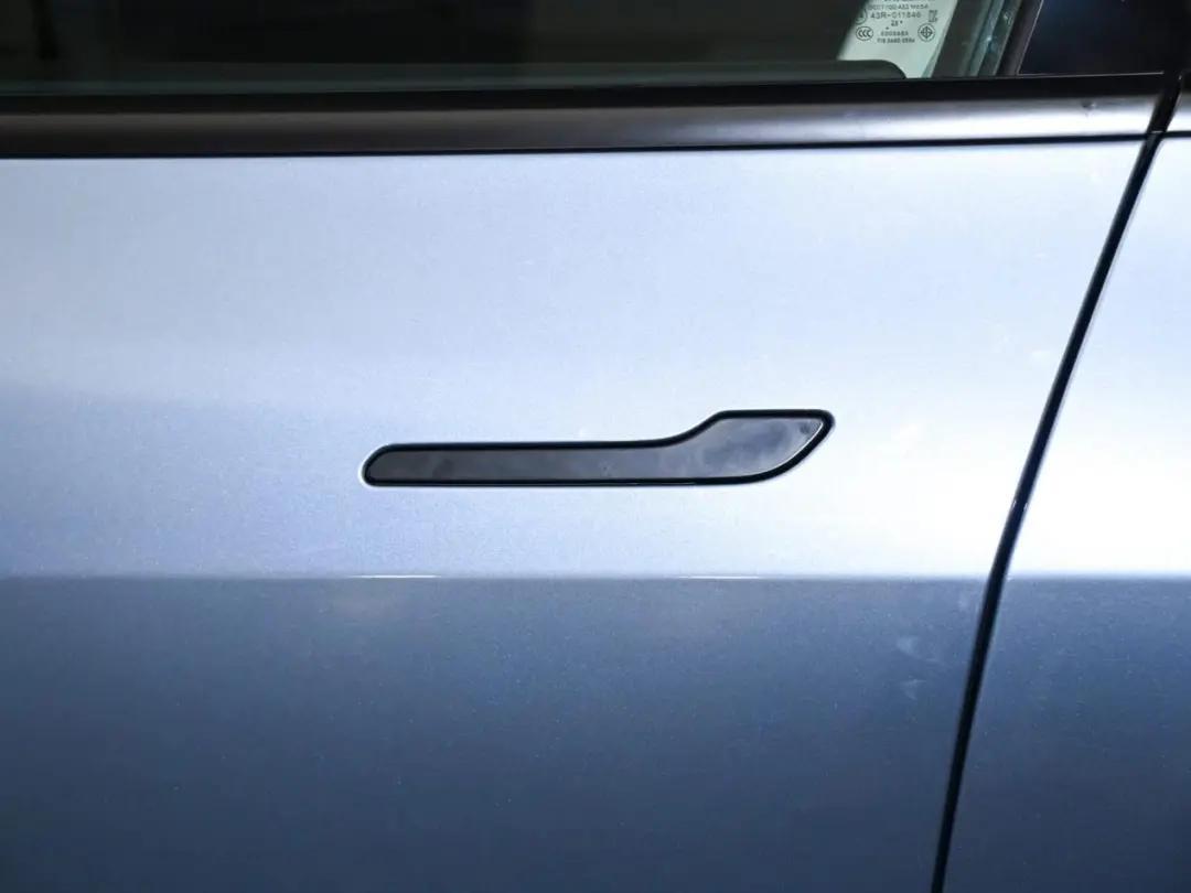 特斯拉又创新了，把开门装置放在B柱，但外面很难看到门把手在哪