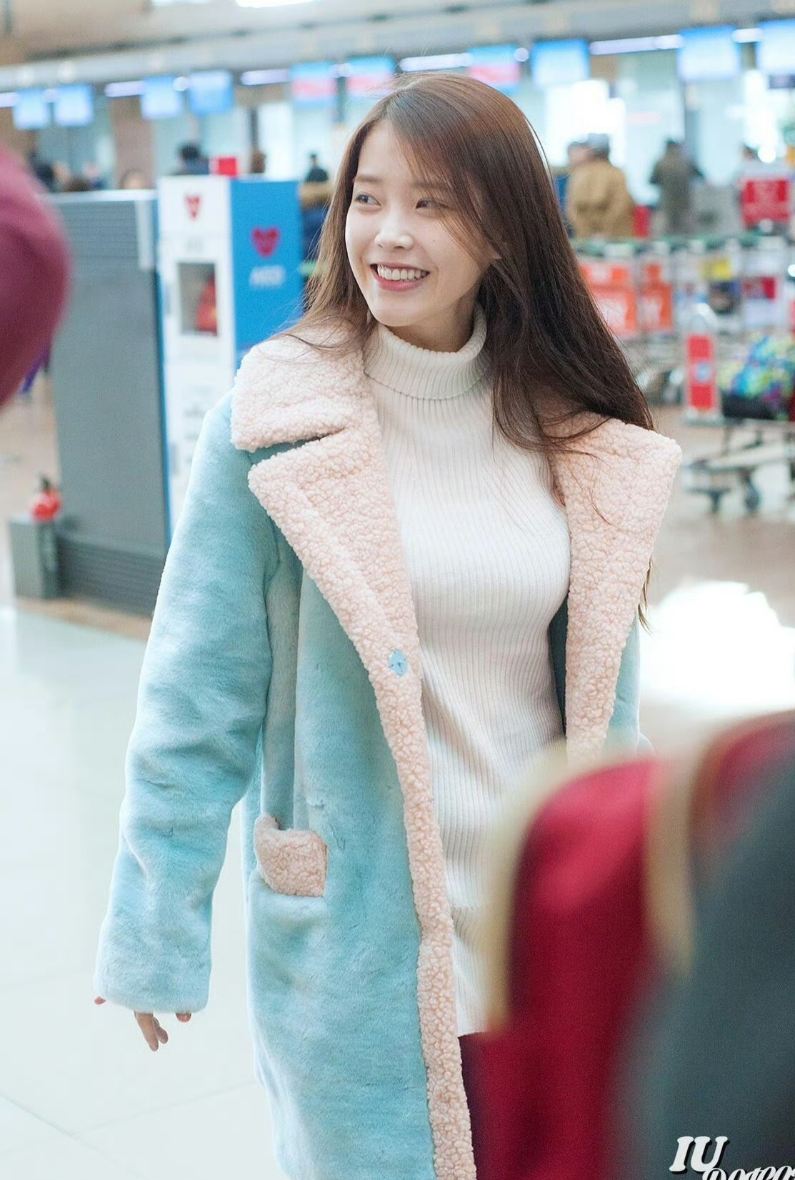 IU依旧是喜欢比耶的宝宝嫩嫩哒 毛茸茸的外套搭配黑靴