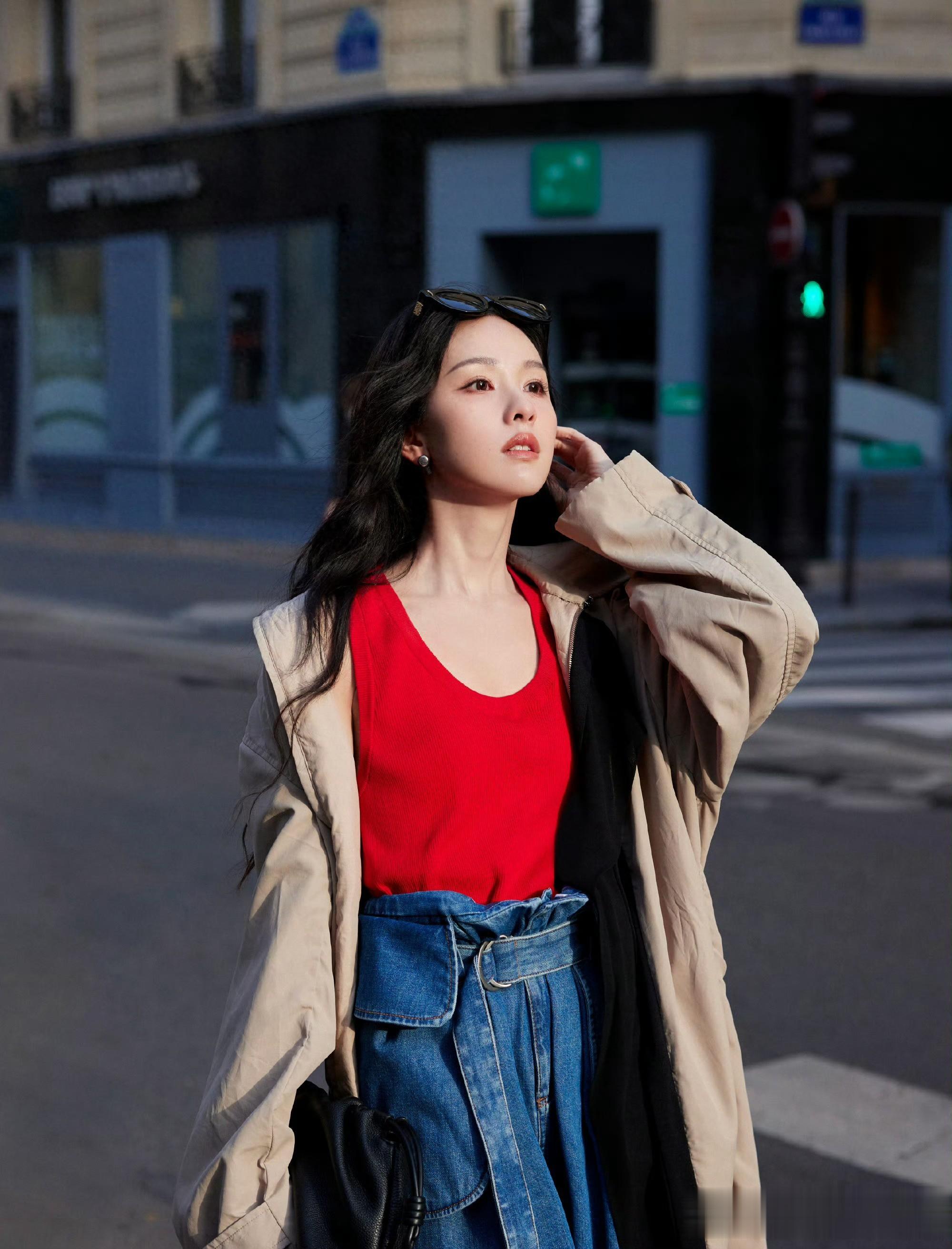 陈都灵巴黎街拍:红背心牛仔阔腿裤,撞色穿搭尽显法式随性魅力