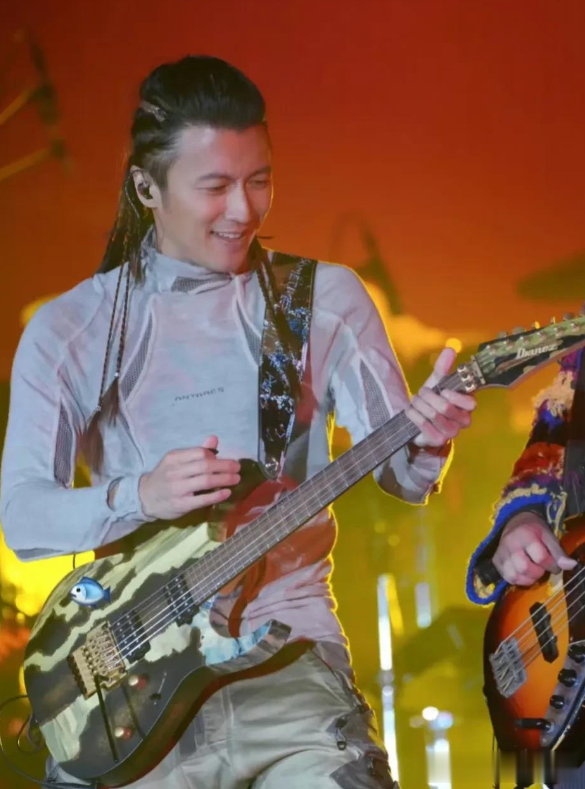 谢霆锋演唱会前素颜露脸,憔悴面容惊呆粉丝,展示百万吉他背带