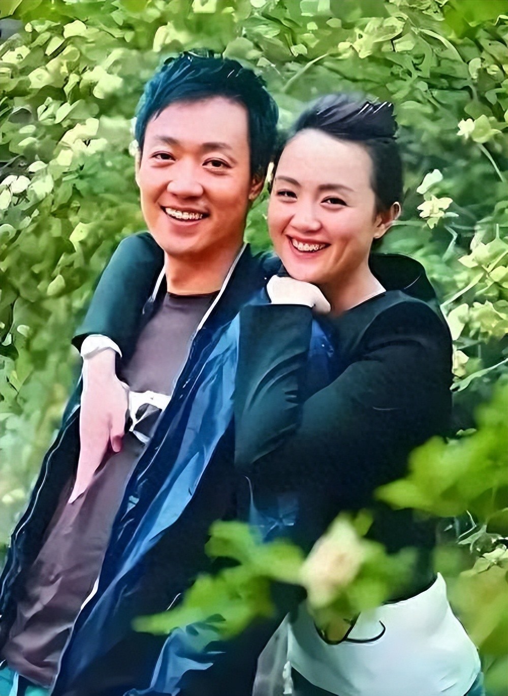 辛柏青现身大孤山还愿！老了瘦了脸依旧憔悴，笑着合影却尽显沧桑