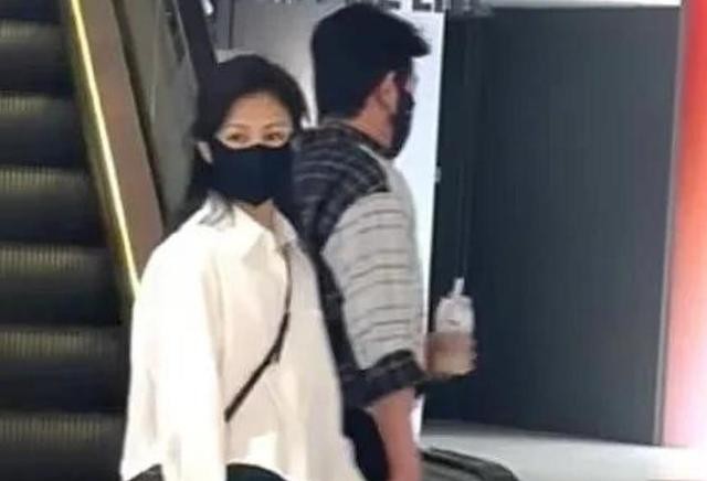 郭京飞地位起来了！可以和姐夫一起逛街了，俩人的打扮还挺时髦