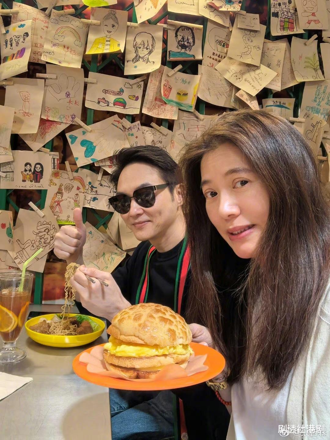 香港知名星二代罕晒自拍！被指撞脸TVB力捧小生，继承父母高颜值