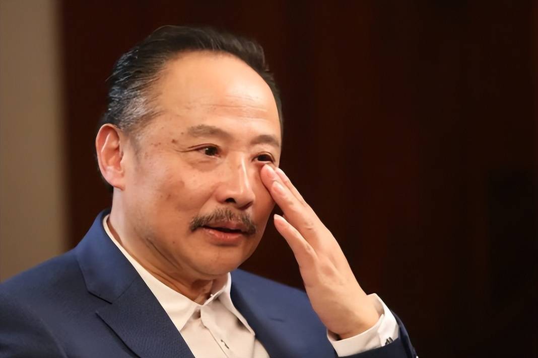 周野芒现状：69岁仍演戏，和奚美娟离婚后，与二婚妻子生活低调