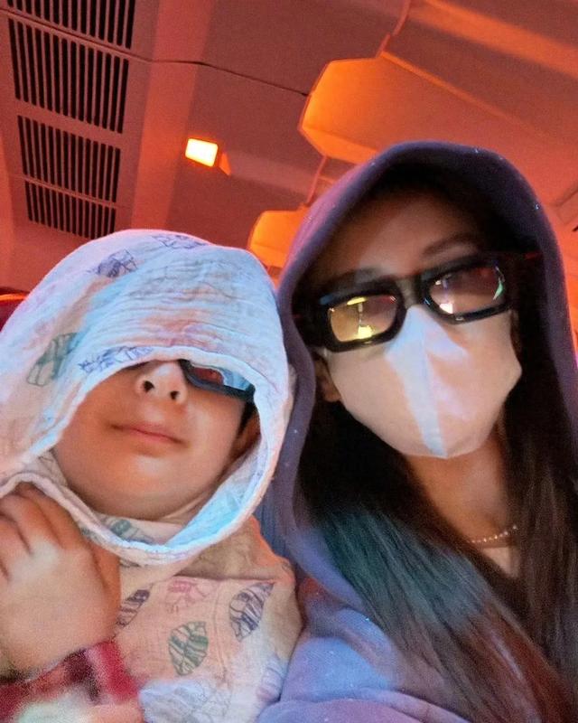 Angelababy 发微博祝大家节日快乐,罕见晒出儿子小海绵的正脸照。