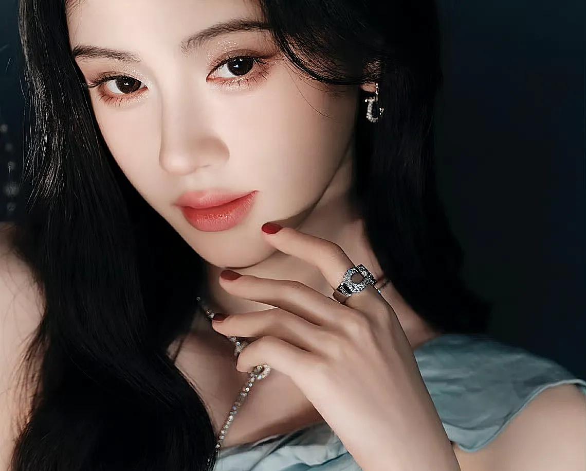 鞠婧祎，冰蓝之美！