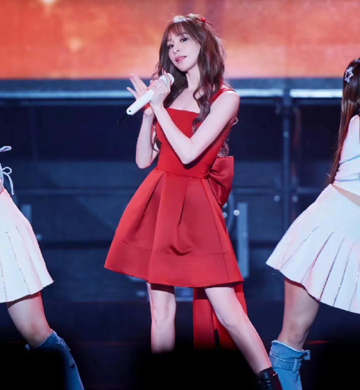 王心凌吴克群机场同行引爆热搜!CP粉激动直呼“爷青回”。