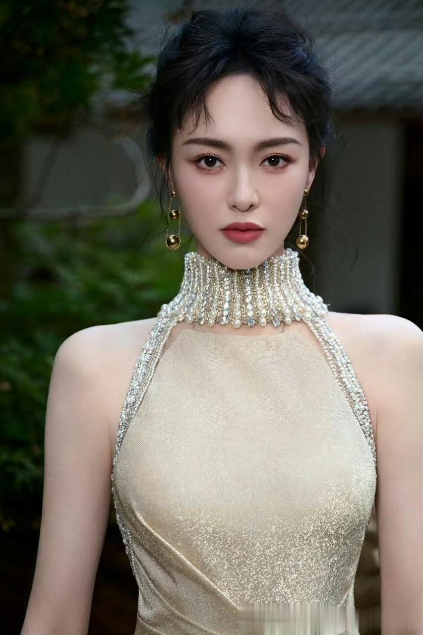 唐嫣入画青山绿水，东方温婉气质尽显