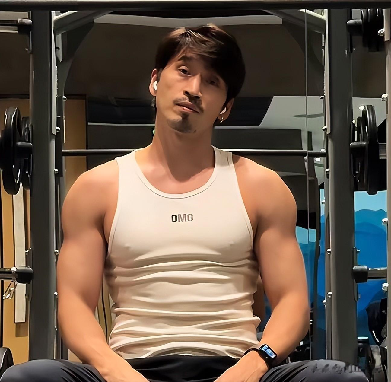 他出生于演艺世家，出道22年不红，如今凭借《大生意人》咸鱼翻身