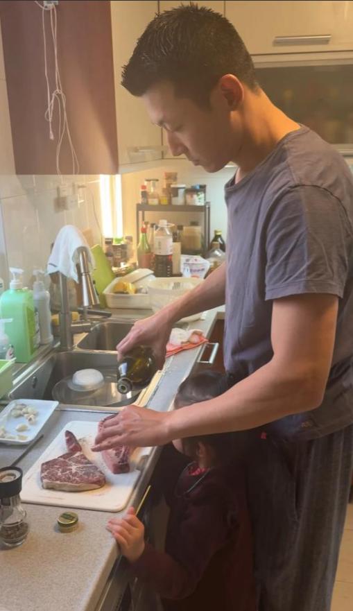 朱珠看房笑容满面！花千万买豪宅新家布置好有品，一家三口很满意