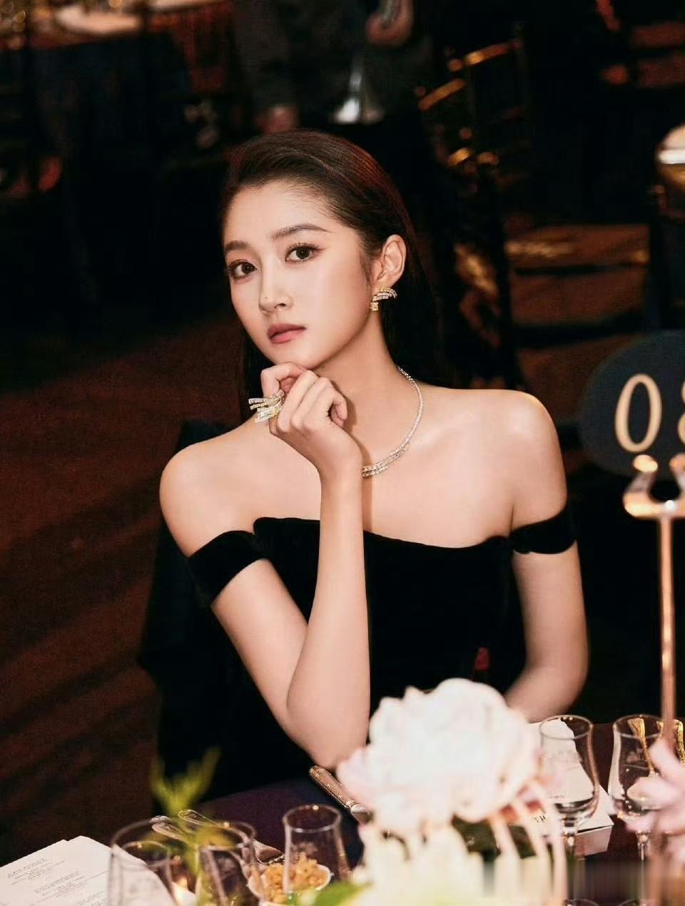 关晓彤黑色露肩开衩礼裙,优雅又性感!