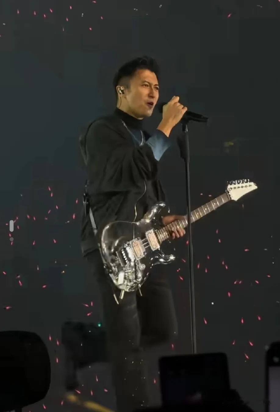 谢霆锋苏州开唱全程不换装，素颜怼脸帅炸，万人大合唱喊回青春