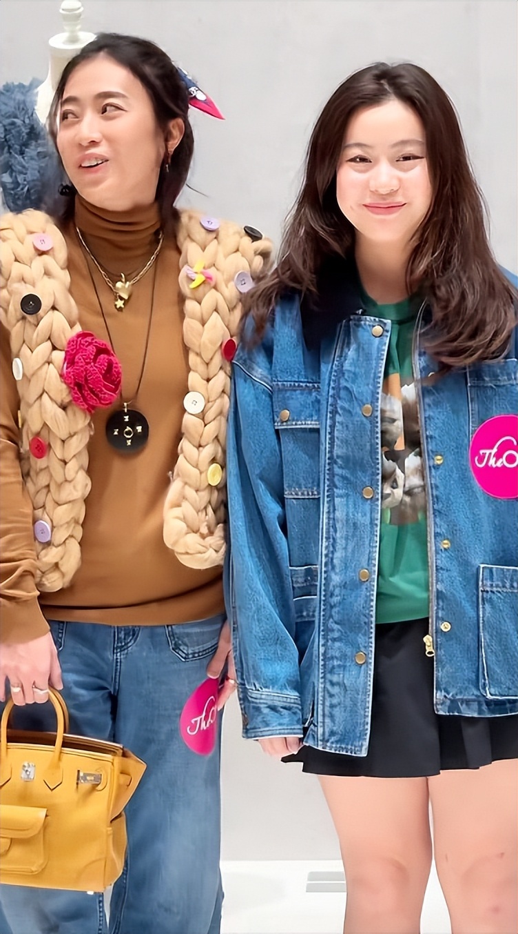 45岁甘比大女儿17岁了！眼神清澈有光一脸富贵相，深得刘銮雄宠爱