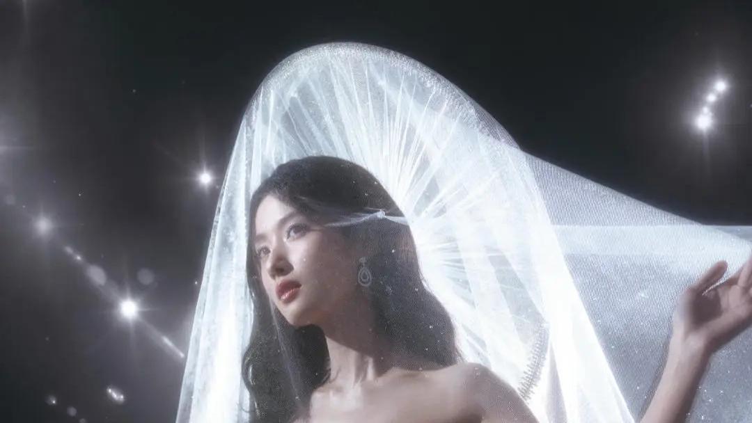 卢昱晓亮相微博之夜红毯，“月光神女”造型惊艳全场