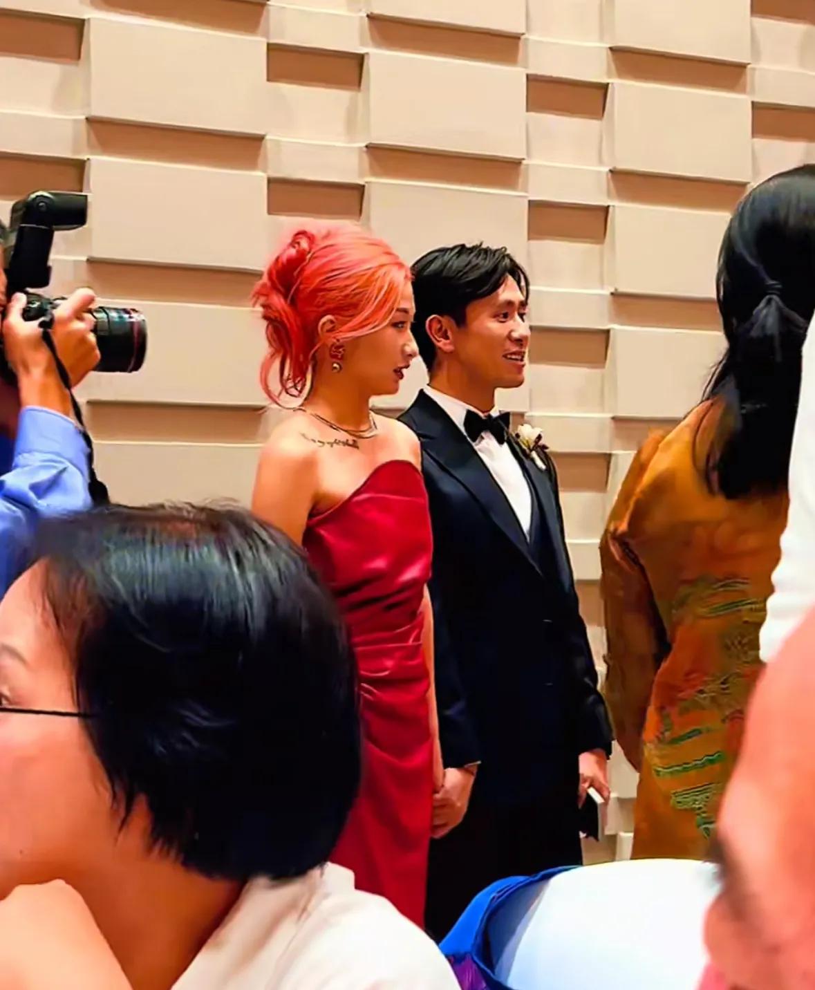 刘欢34岁女儿大婚!新娘染红发很个性,新郎儒雅,岳父母对他满意