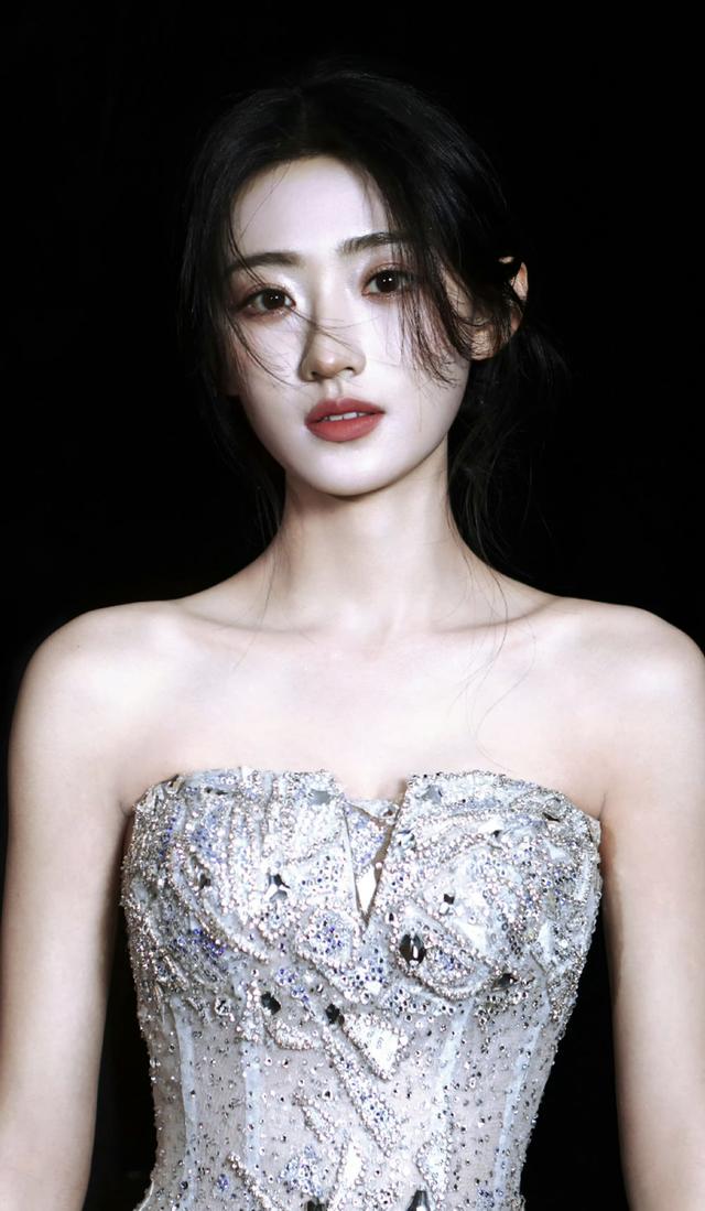 中戏校花杨雨潼，170cm好身材，穿什么都好看