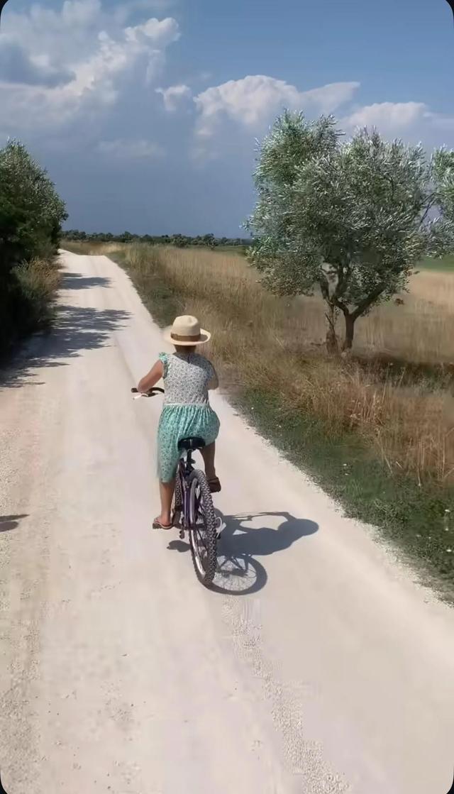 维多利亚晒怀小七的孕肚照,小七14岁了,贝克汉姆趴在爱女肩头!