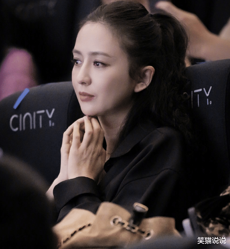 佟丽娅董璇带孩子出席首映礼:小酒窝朵朵同框出镜,两人互动很可爱!