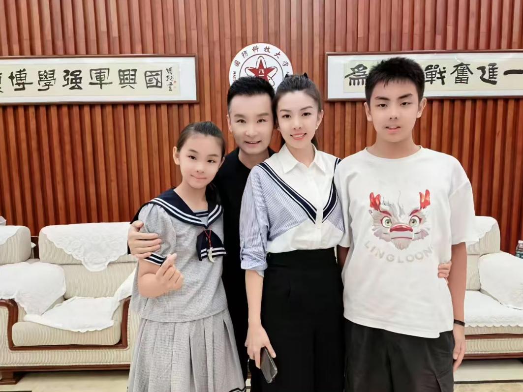 刘和刚小10岁娇妻生三胎了？晒与婴儿互动视频引热议，本人回应了