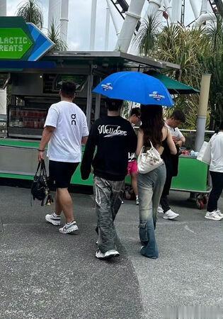 黄晓明新加坡同游被拍！亲密撑伞帮拿饮料　新欢身分疑为歌手