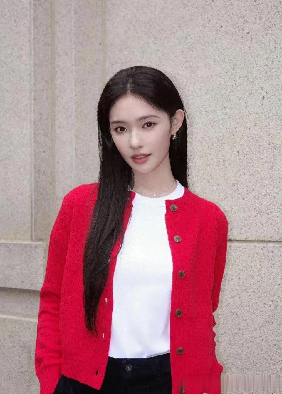 林允私服穿搭真时髦！红色针织衫+白T+阔腿裤，时髦又高级！